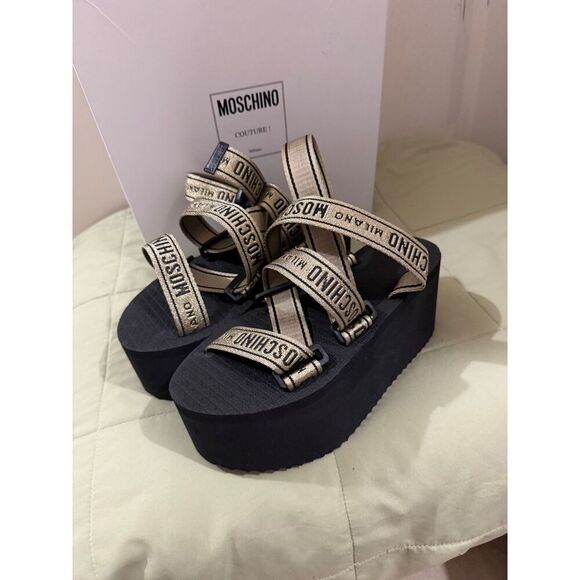 Moschino Logo Tape multi-strap sandals in black and gold - Picture 4 of 12